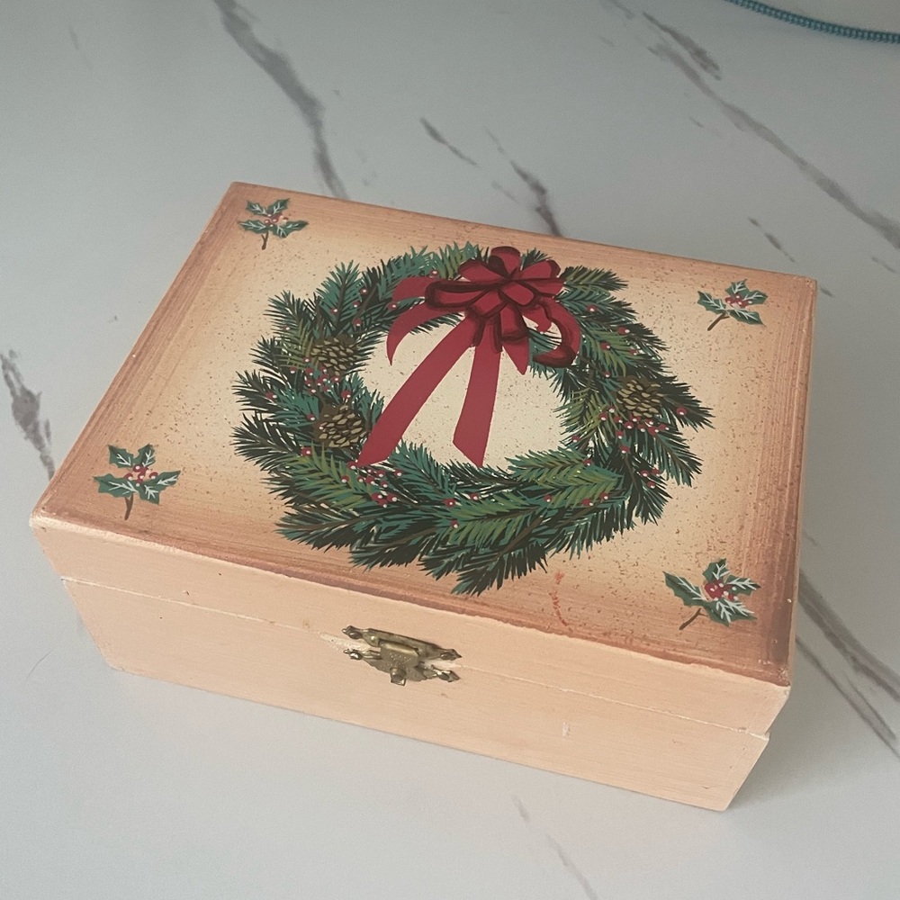 Vintage holiday wreath music jewelry box